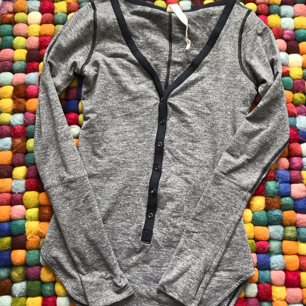 Lululemon Size 4 Awesoma Henley